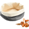 Panier en tissu rond plié, intérieur clair et extérieur gris, à côté plusieurs pains, petits pains et épis de blé