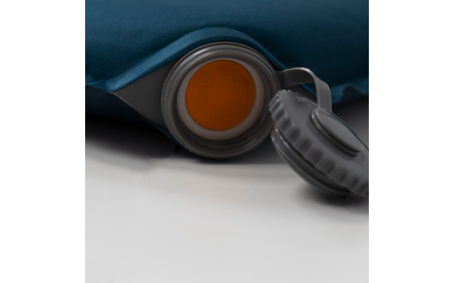 Nahaufnahme eines blauen Behälters mit grauem Schraubverschluss, orangefarbene Dichtung sichtbar, Verschluss liegt offen auf weißer Oberfläche