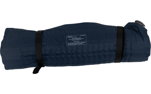 Gerolltes dunkelblaues gestepptes Textil mit zwei schwarzen Gurten und weißem Etikett auf weißem Hintergrund