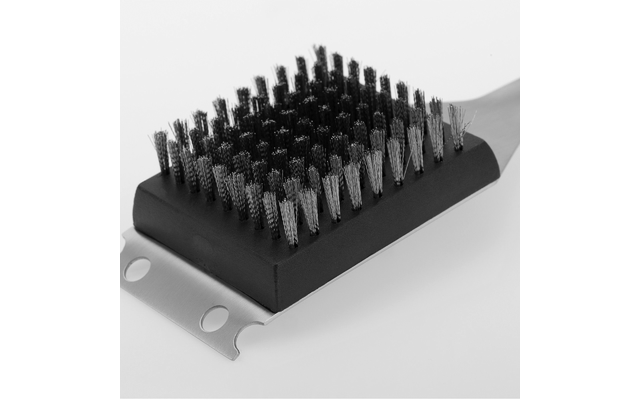 Brosse rectangulaire avec poils métalliques denses sur un socle en plastique noir ; pièce métallique plate fixée avec deux trous ronds et un bord entaillé