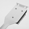 Brosse métallique plate avec poils en fil, trois vis, deux trous ronds et fixation du manche