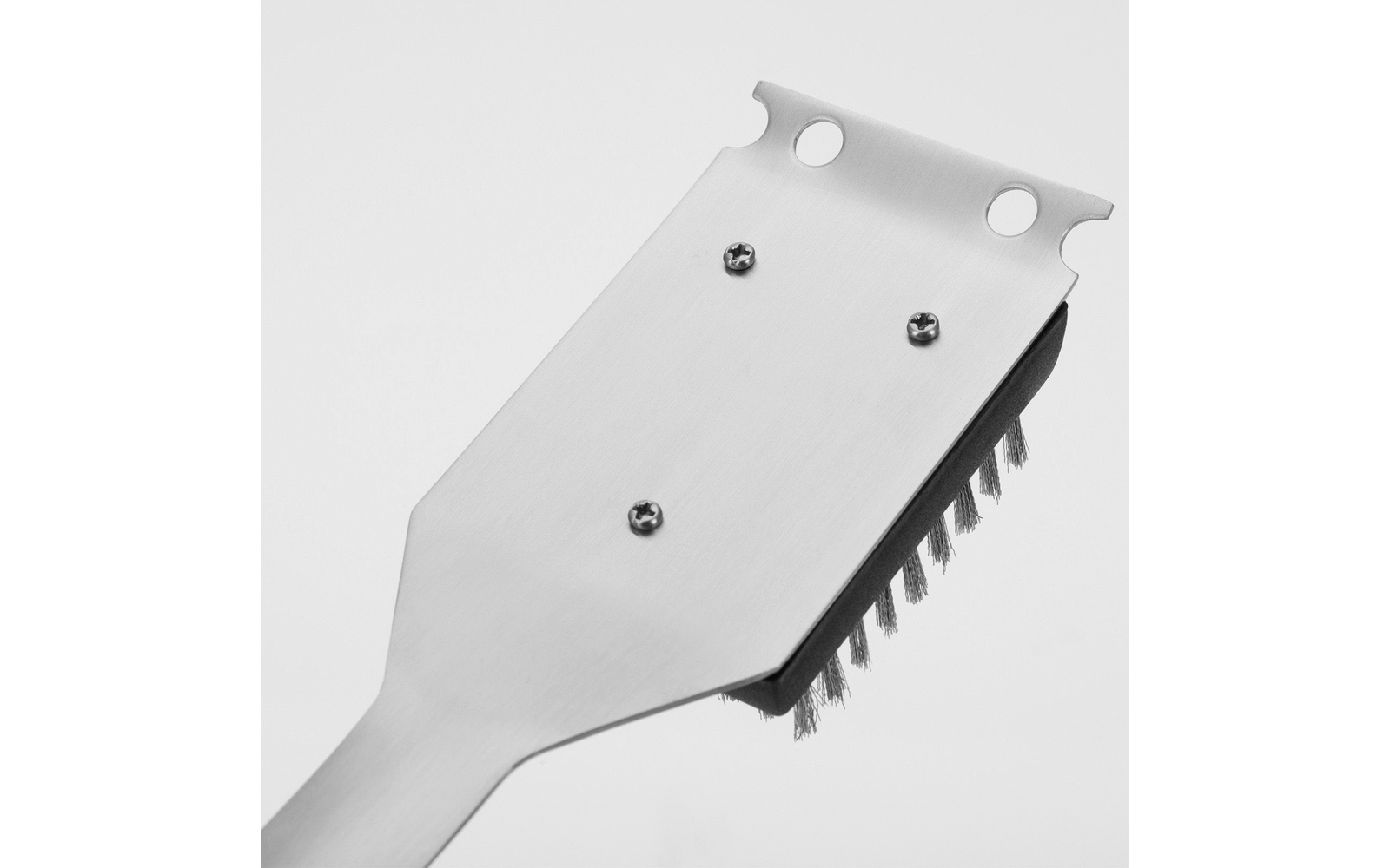Brosse métallique plate avec poils en fil, trois vis, deux trous ronds et fixation du manche