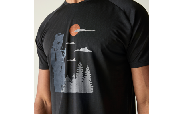 Oberkörper in schwarzem T‑Shirt mit Aufdruck: Kletterer an Felswand, Tannen, Wolken und orange Sonne