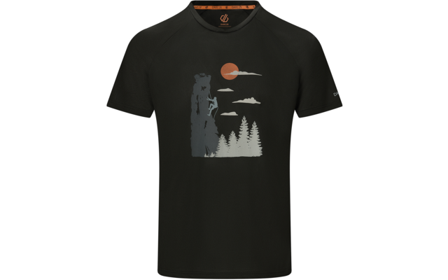 Schwarzes kurzärmeliges T-Shirt mit rundem Halsausschnitt; Brustdruck: graue Silhouette einer Person an einer vertikalen Felswand, graue Nadelbäume unten, orange Sonne und graue Wolken