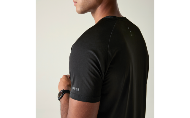 Seitlich-rückwärtige Ansicht einer Person mit kurzärmeligem schwarzen Sportshirt, weißes Logo am Ärmel, Armbanduhr am Handgelenk, heller einfarbiger Hintergrund