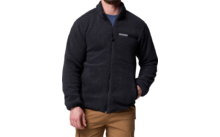 Mann trägt schwarze Fleecejacke und braune Hose