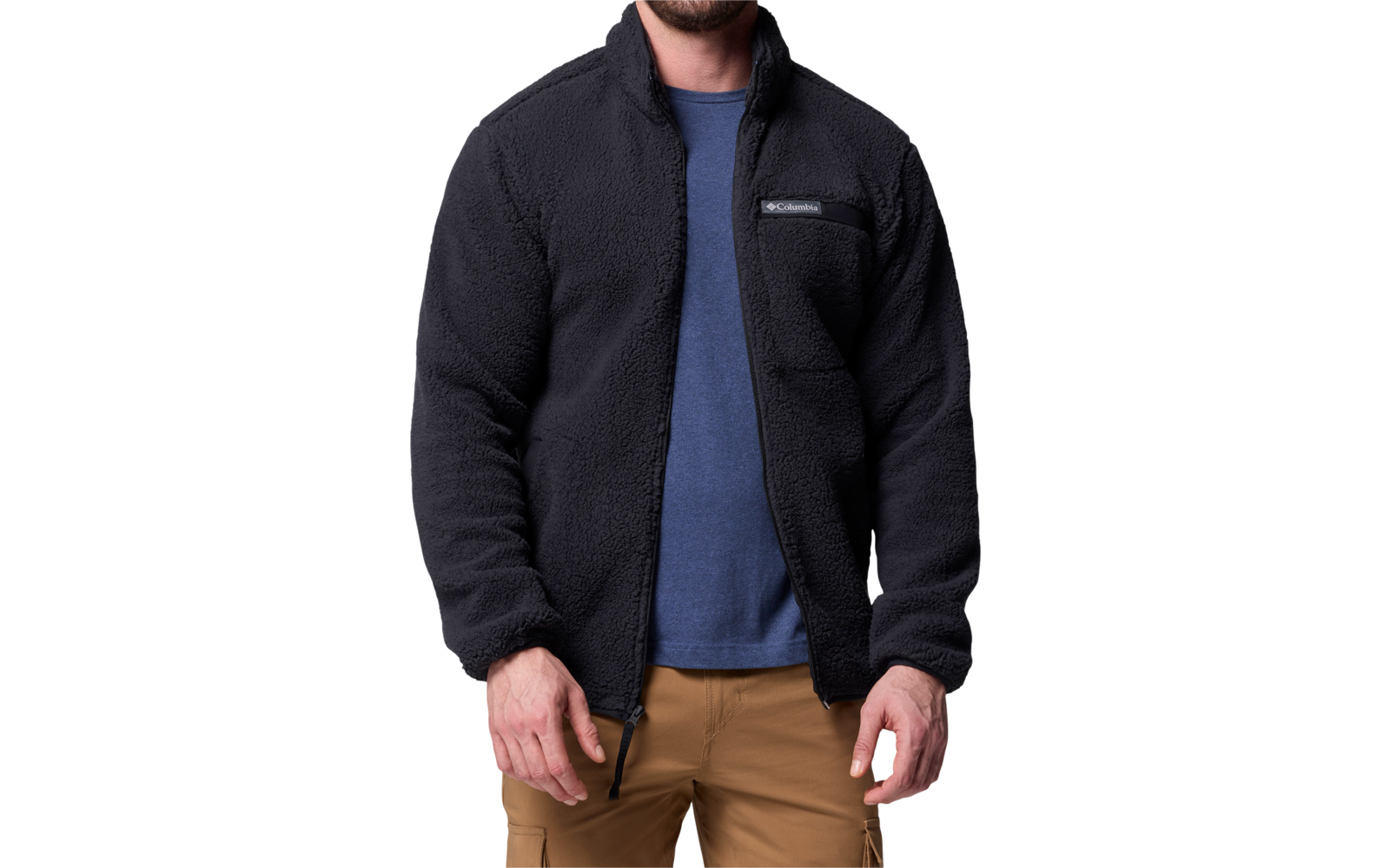 Mann trägt schwarzen Fleecepullover über blauem T-Shirt und beigen Hosen