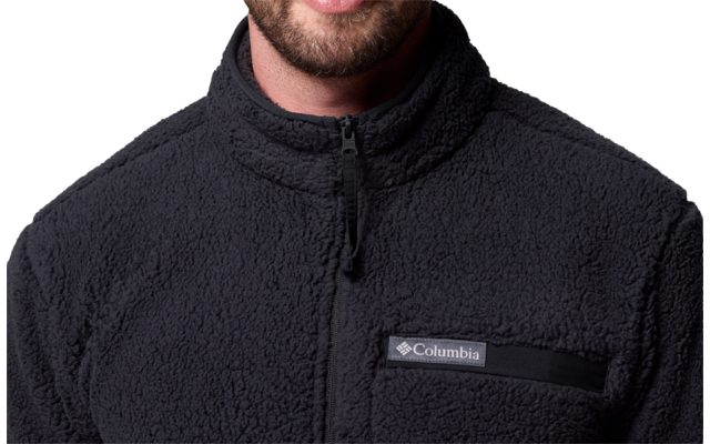 Mann trägt eine dunkle Jacke mit Reißverschluss und Stehkragen