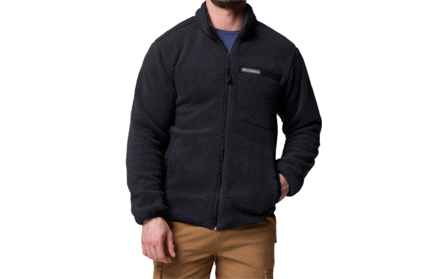 Mann trägt schwarze Fleecejacke und braune Hose