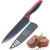 Kochmesser mit schwarzer Klinge und rotem Griff, graue Schutzscheide, zwei gebratene Steaks mit Rosmarin und Pfefferkörnern