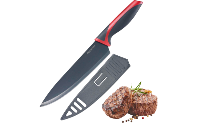 Kochmesser mit schwarzer Klinge und rotem Griff, graue Schutzscheide, zwei gebratene Steaks mit Rosmarin und Pfefferkörnern