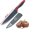 Schwarzes Messer mit schwarzer Klinge und rotem Griff, graue Messerscheide, roter Pfeil mit Beschriftung "200 mm" entlang der Klinge, zwei Steaks mit Grillmarken, Rosmarinzweig und Pfefferkörnern
