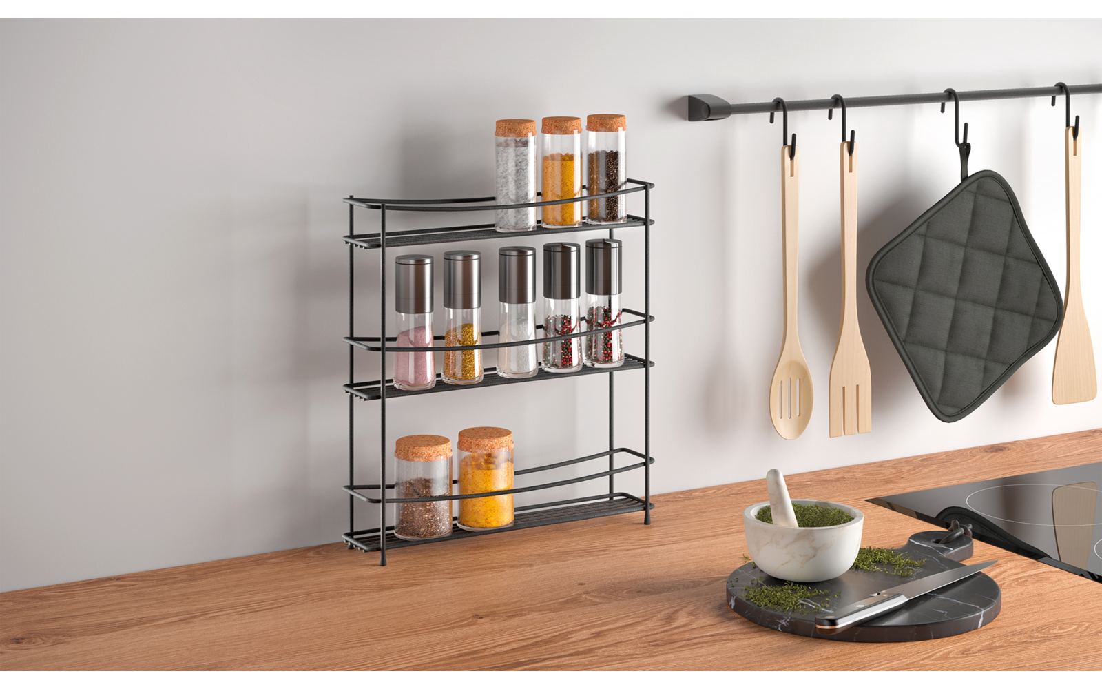 Schwarzes dreistöckiges Gewürzregal mit Glas- und Dosen mit orangefarbenen Deckeln auf einer Holzarbeitsplatte vor einer grauen Wand; darüber eine Leiste mit drei Holzlöffeln und einem dunkelgrauen Topflappen; rechts Mörser mit Stößel und rundes schw
