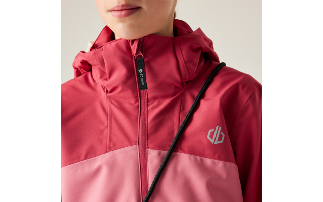 Unteres Gesicht (Mund und Kinn) einer Person, die eine zweifarbige rot-rosa Kapuzenjacke mit hochgezogenem Reißverschluss trägt; schwarzer Riemen diagonal über der Brust, kleines graues Logo auf der Jacke