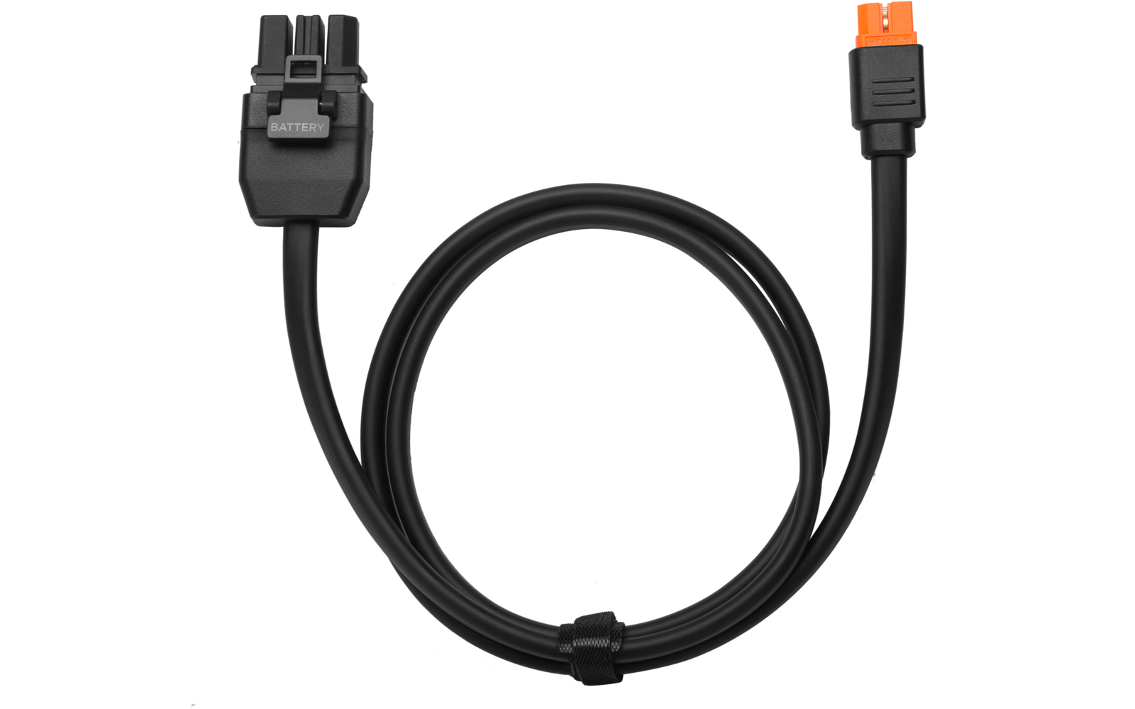 Schwarzes Kabel in Kreisform auf weißem Hintergrund, links ein schwarzer Stecker mit der Aufschrift "BATTERY", rechts ein kleiner orangefarbener Stecker, Kabel mit Klettband fixiert