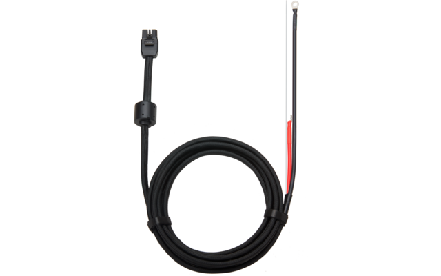 Schwarzes Kabel zu einer Schlaufe gelegt, an einem Ende schwarzer rechteckiger Stecker und zylindrischer schwarzer Aufsatz am Kabel, am anderen Ende zwei getrennte Drähte (rot und schwarz) mit freiliegenden Metallenden