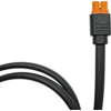 Schwarzes flaches Kabel mit orangefarbenem Stecker auf weißem Hintergrund