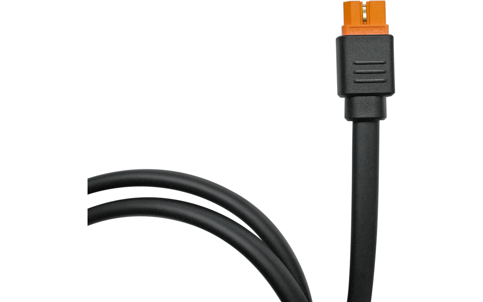 Schwarzes flaches Kabel mit orangefarbenem Stecker auf weißem Hintergrund