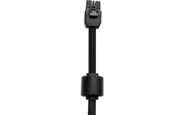 Schwarzes geflochtenes Kabel senkrecht, unten zylindrischer Ferritkern mit vier runden Öffnungen, oben rechteckiges schwarzes Kunststoffteil mit kleinem Schiebeschalter, Beschriftung 'ALT IN' und zwei sichtbaren Metallkontakten