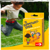 Un enfant joue dehors, au premier plan une boîte jaune avec l'inscription Gummitwist-Spiele