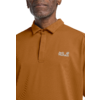 Oberer Torso einer Person mit sichtbarem Kinn und Hals, braunes Poloshirt mit Jack Wolfskin-Logo auf der linken Brust