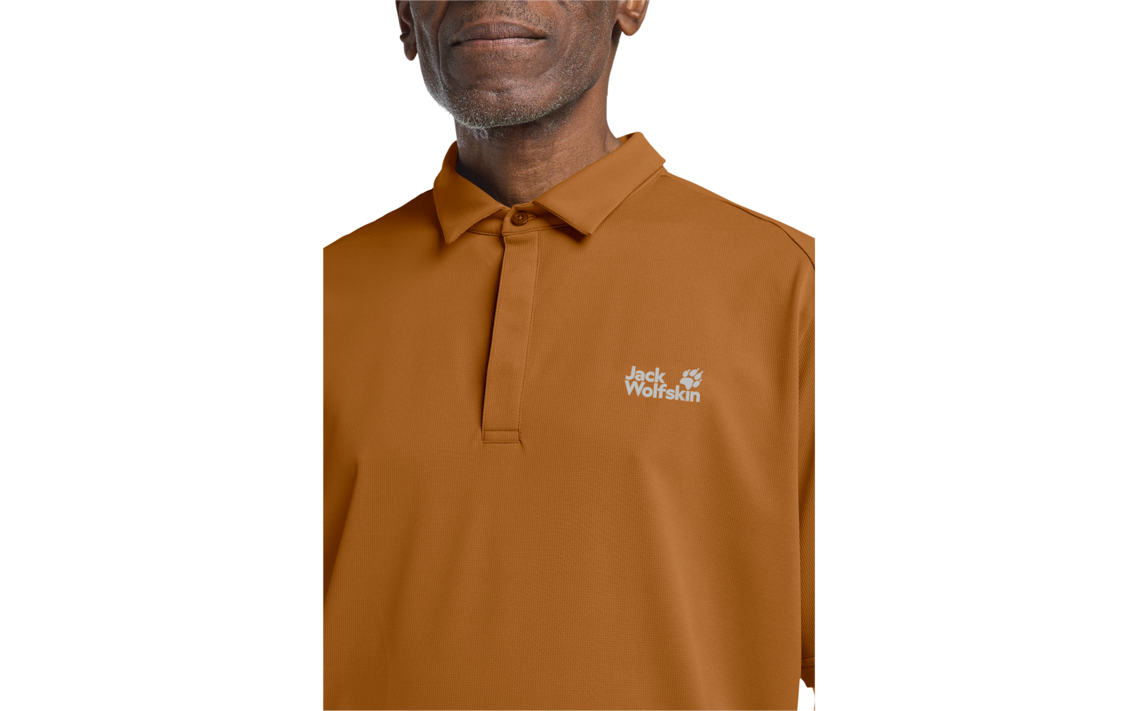 Oberer Torso einer Person mit sichtbarem Kinn und Hals, braunes Poloshirt mit Jack Wolfskin-Logo auf der linken Brust