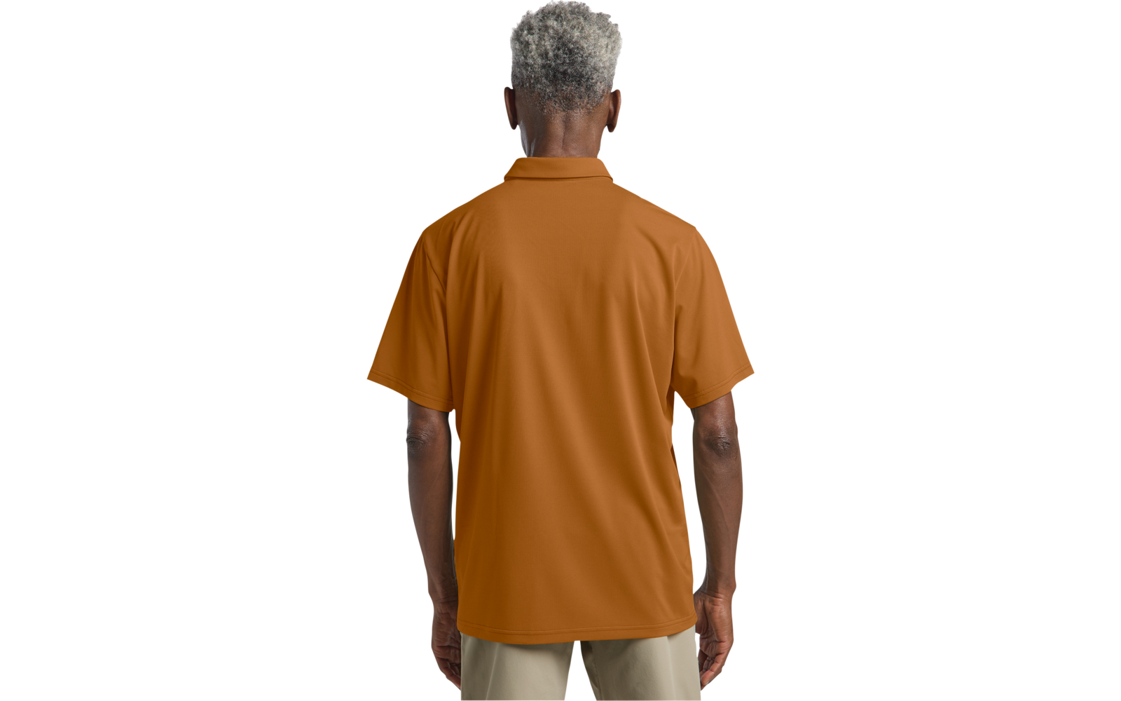 Rückansicht einer stehenden Person mit kurzem grauem Haar, orangefarbenem Kurzarm-Poloshirt und hellen Hosen