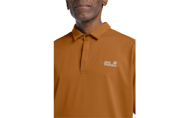 Oberer Torso einer Person mit sichtbarem Kinn und Hals, braunes Poloshirt mit Jack Wolfskin-Logo auf der linken Brust