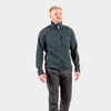 Een man draagt een donkergrijs jack en zwarte broek, staat en kijkt naar rechts