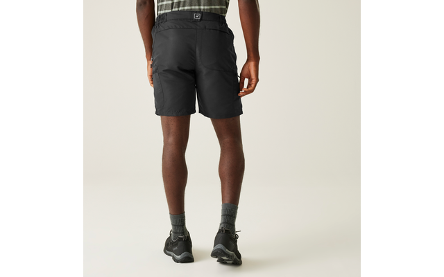 Rückansicht eines stehenden Mannes mit dunkelgrauen Shorts und schwarzen Schuhen