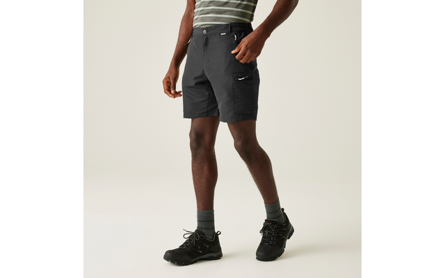 Mann trägt dunkle Shorts und schwarze Sportschuhe