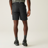 Rückansicht eines stehenden Mannes mit dunkelgrauen Shorts und schwarzen Schuhen