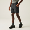 Mann trägt dunkle Shorts und schwarze Sportschuhe