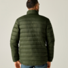 Achteraanzicht van een persoon met een olijfgroene doorgestikte jas en een blauwe broek voor een lichte achtergrond