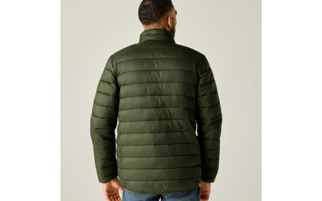 Achteraanzicht van een persoon met een olijfgroene doorgestikte jas en een blauwe broek voor een lichte achtergrond