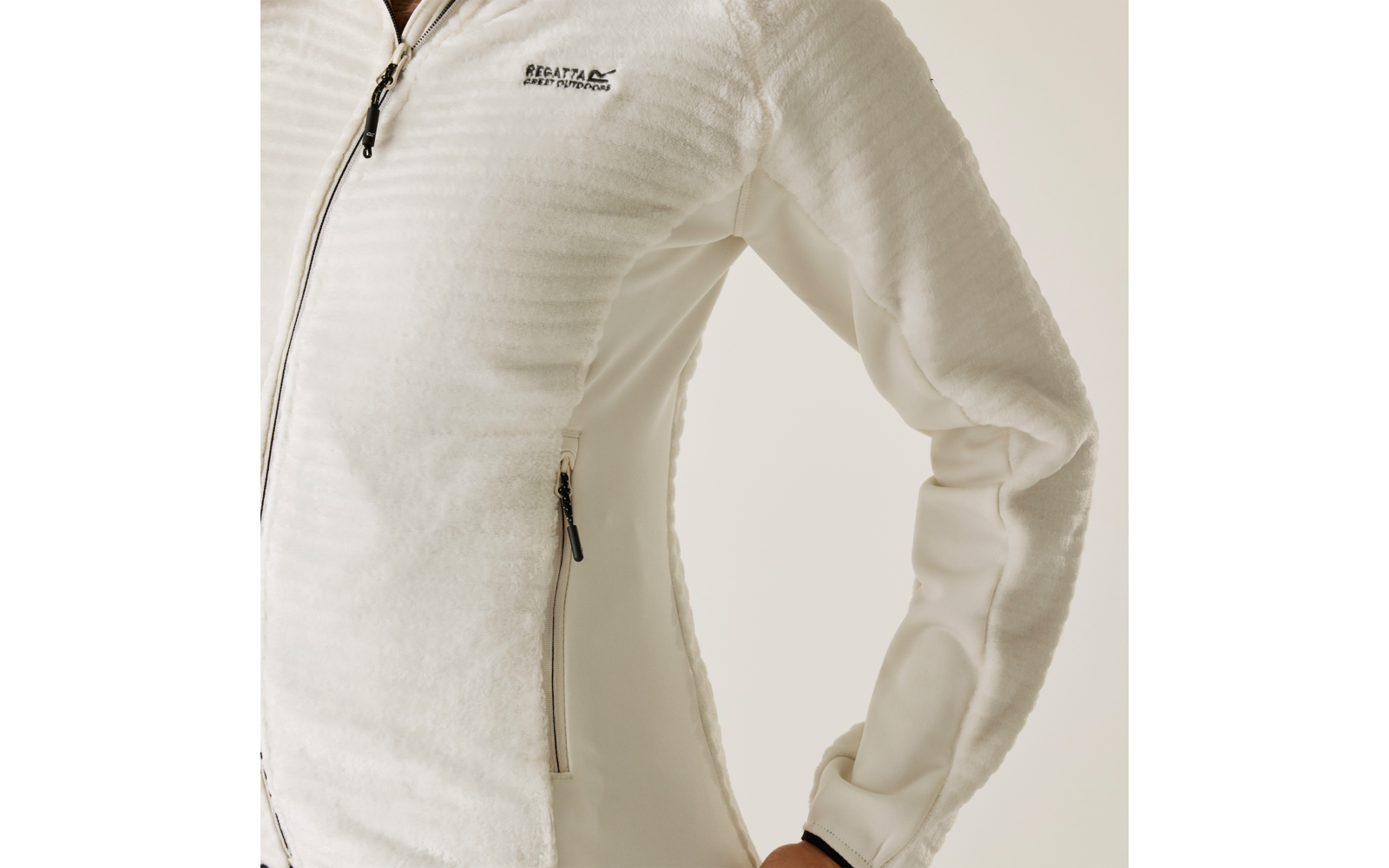 Weißer Pullover mit Reißverschluss und Tasche auf der Seite