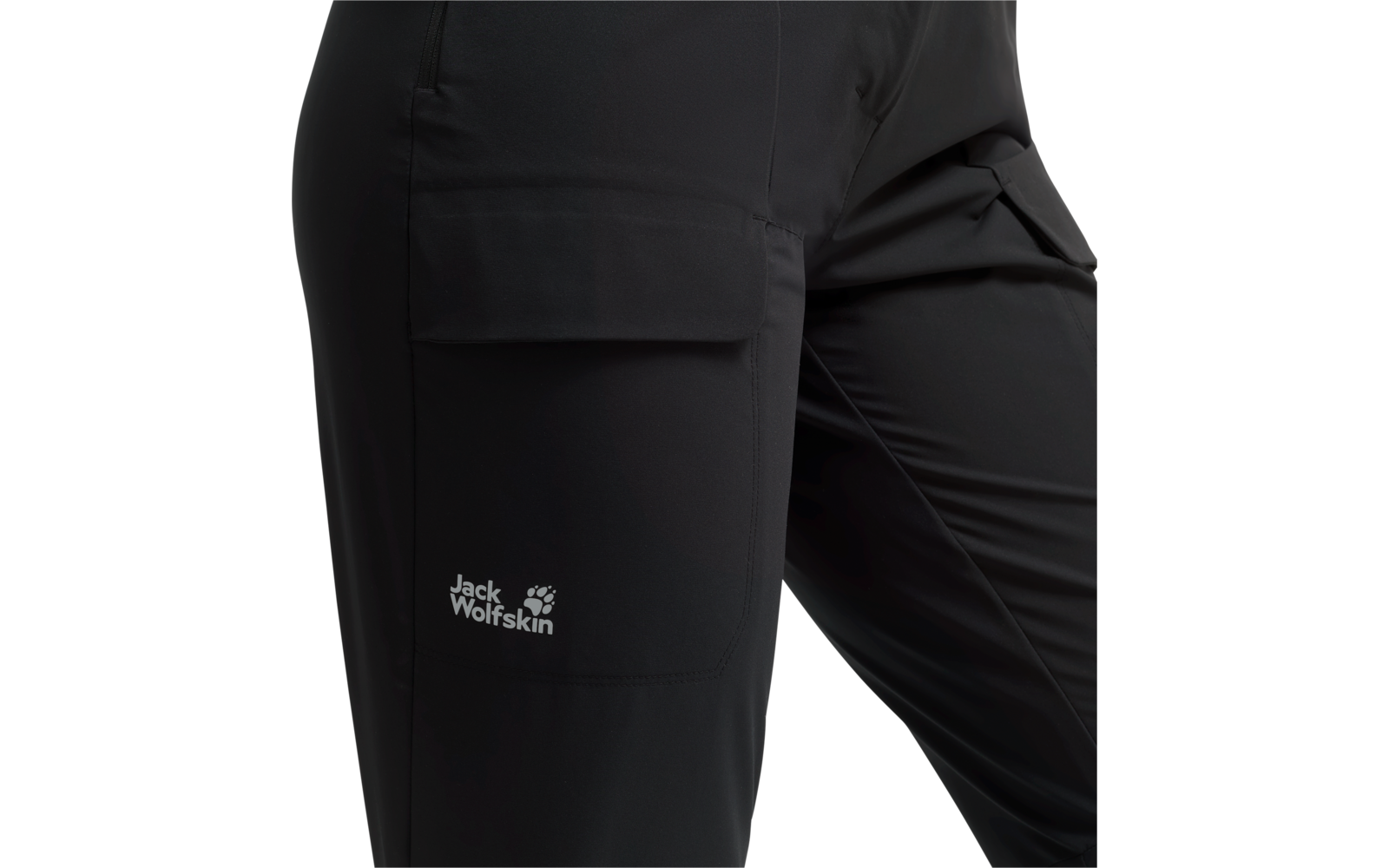 Schwarze Hose mit aufgesetzter Beintasche mit Klappe und weißem Jack Wolfskin-Logo auf dem Oberschenkel
