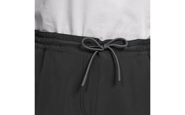 Weißes T‑Shirt in schwarze Hose gesteckt; schwarze Hose mit elastischem Bund und zu einer Schleife gebundener Kordel