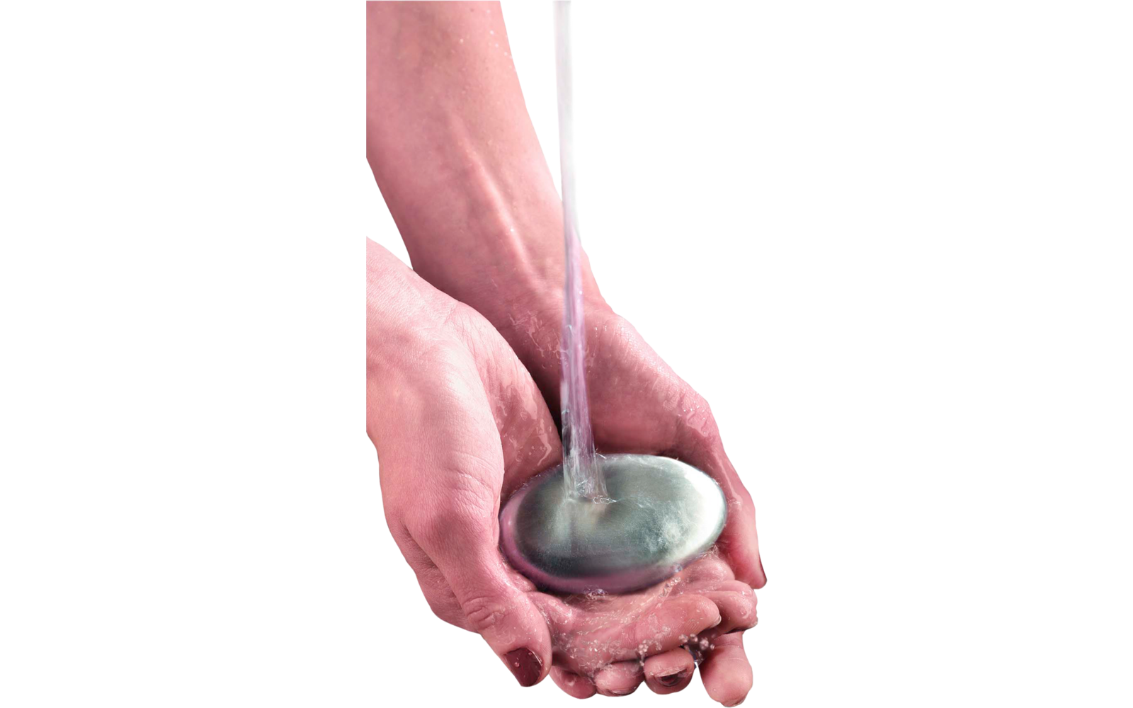 Zwei Hände halten eine runde Seife unter fließendem Wasser, Wassertropfen spritzen