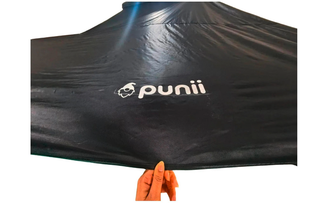 Toit en tissu noir avec logo blanc 'punii', main tenant le bord inférieur