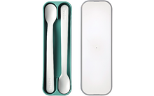 Une pochette ouverte avec deux petites cuillères, une blanche et une argentée