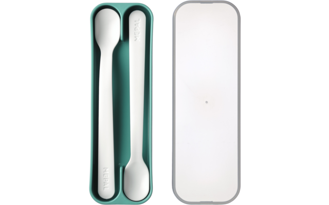 Ein geöffnetes Etui mit zwei kleinen Löffeln, einer weiß und einer silberfarben