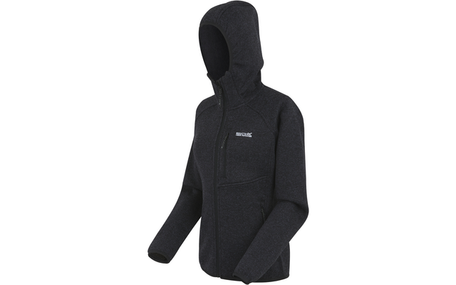Schwarze Kapuzenjacke mit Reißverschluss auf weißem Hintergrund