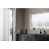 Küchenarbeitsfläche mit Wasserhahn und Fenster im Hintergrund