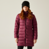 Femme aux longs cheveux roux portant une veste matelassée violette-grise et un bonnet noir, debout devant un fond blanc