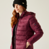 Femme portant un bonnet noir et une veste matelassée violette