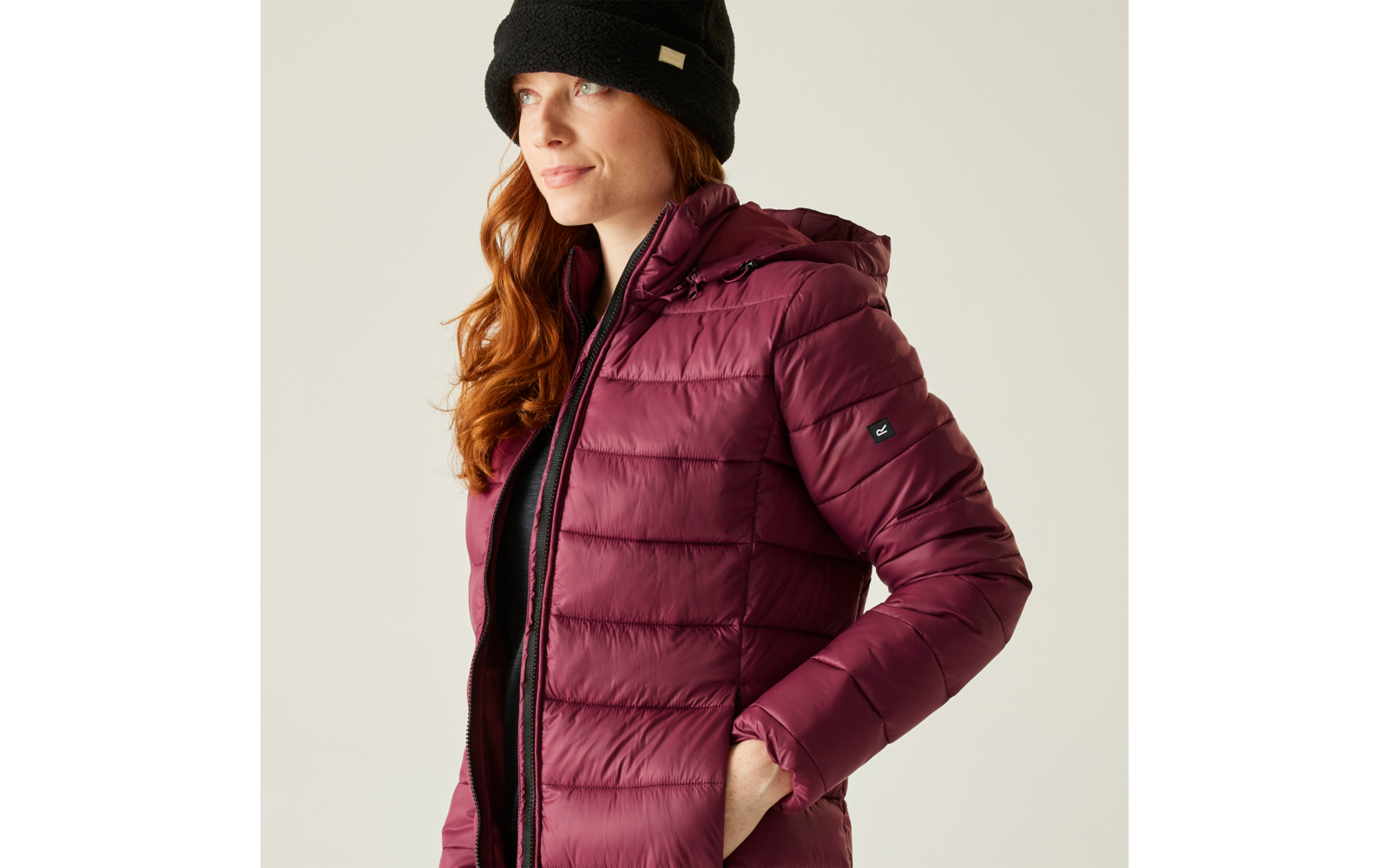 Femme portant un bonnet noir et une veste matelassée violette