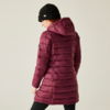 Frau von hinten mit langer, dunkellila Winterjacke und schwarzer Mütze