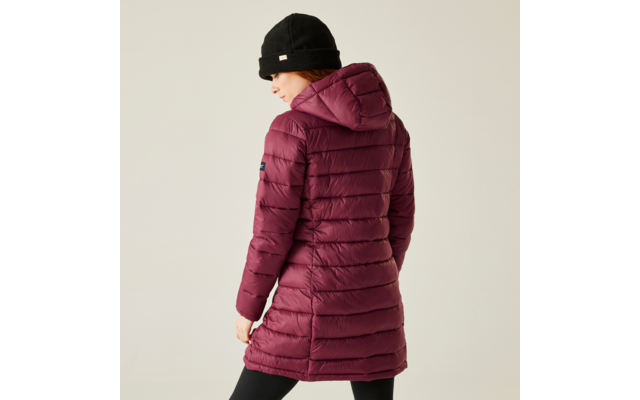 Frau von hinten mit langer, dunkellila Winterjacke und schwarzer Mütze