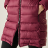 Rosa oder dunkelrote gesteppte Jacke mit Reißverschluss und zwei Taschen, Hände in den Taschen